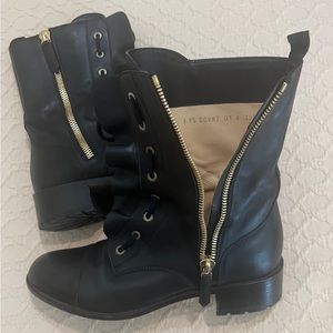 Valentino ankle boot in soft leather with ruffle detail. Size 39.5.